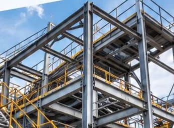 Struktur baja fabrikasi dengan platform, tangga, dan railing