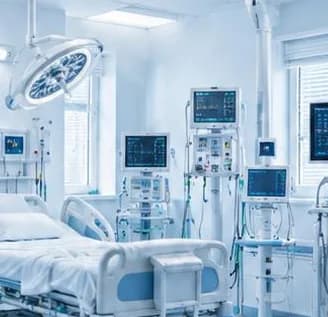 Ruang perawatan rumah sakit dengan peralatan medis dan monitor pasien
