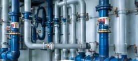 Instalasi pipa plumbing dan sistem mekanikal pada fasilitas gedung